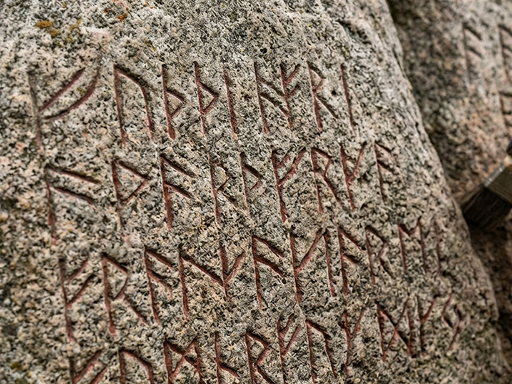 Runenstein mit Schriftzeichen